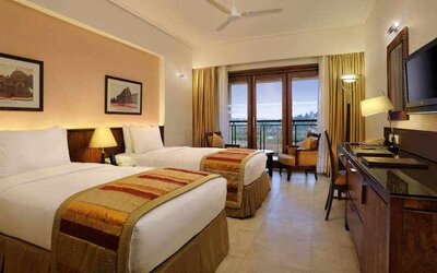 Twin room with desk at the DoubleTree by Hilton Goa - Arpora - Baga.