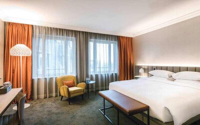 King bedroom with working station at the Hilton Brussels Grand Place .