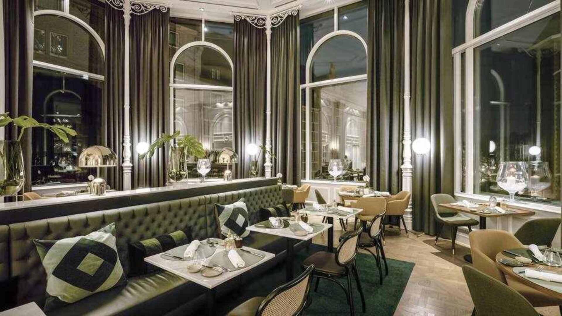 Dining area at the Hilton Brussels Grand Place .