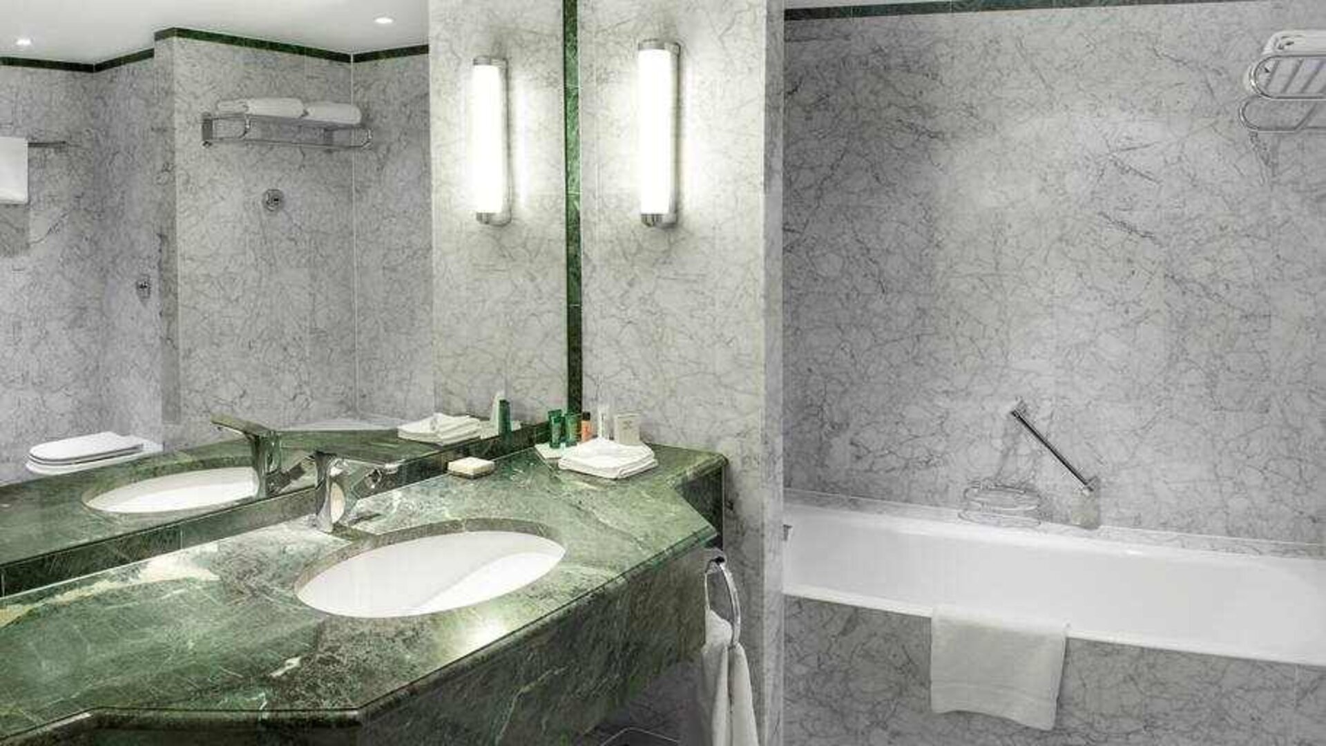 Guest bathroom at the Hilton Brussels Grand Place .