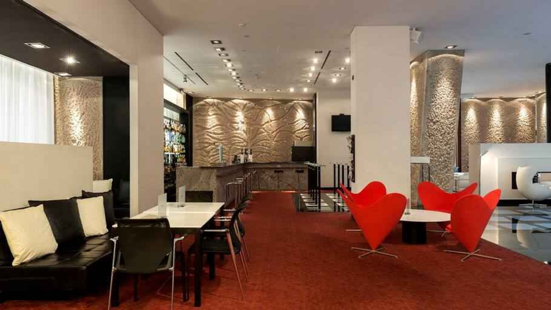 Seating area suitable for co-working at the Hilton Madrid Airport.