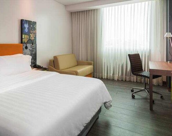 King bedroom at the Hampton by Hilton Barranquilla.