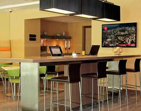 Seating area perfect as workspace at the Hampton by Hilton Barranquilla.