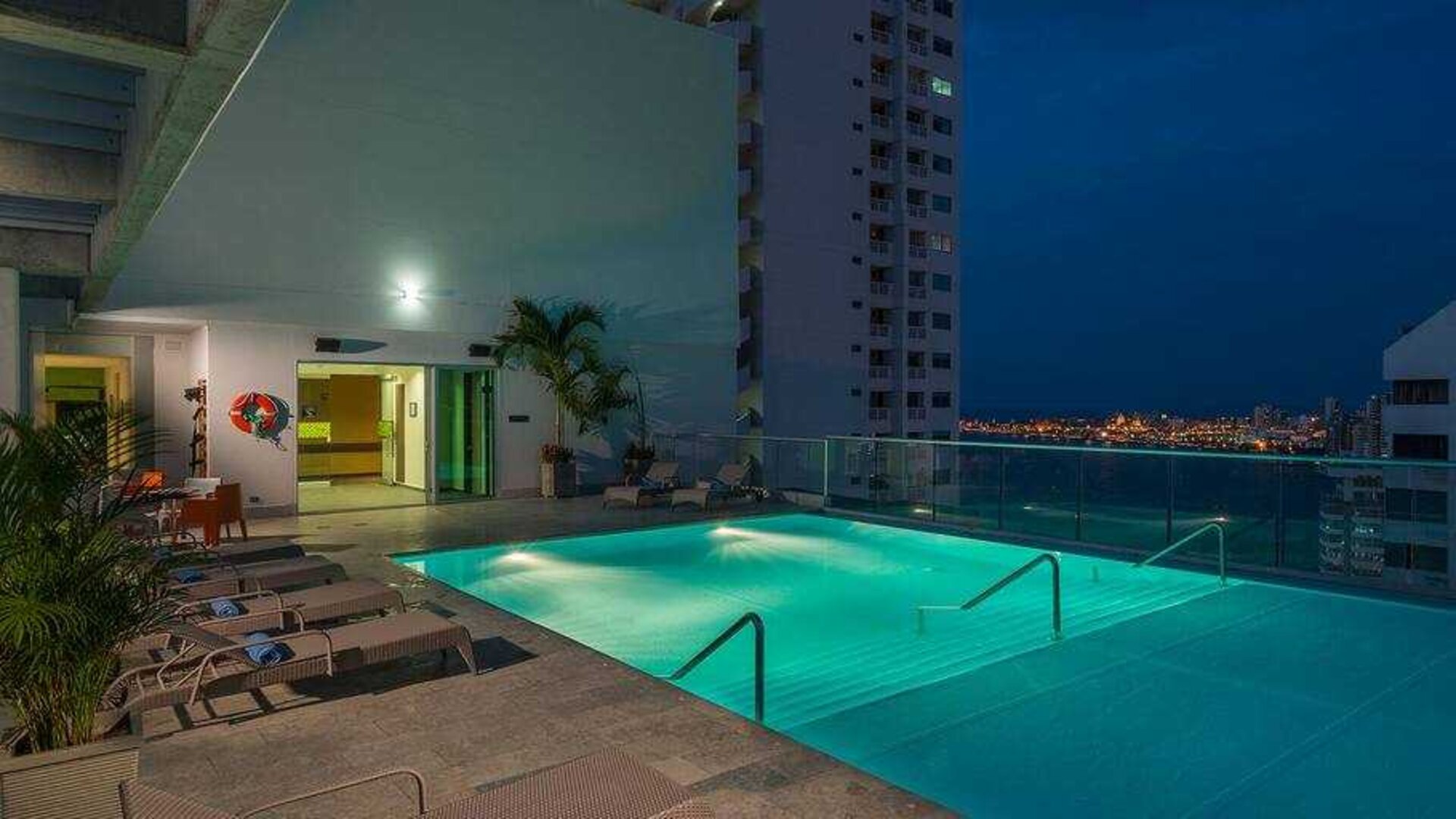 Relaxing outdoor pool at the Hampton by Hilton Cartagena.