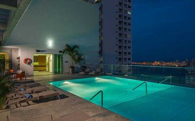 Relaxing outdoor pool at the Hampton by Hilton Cartagena.