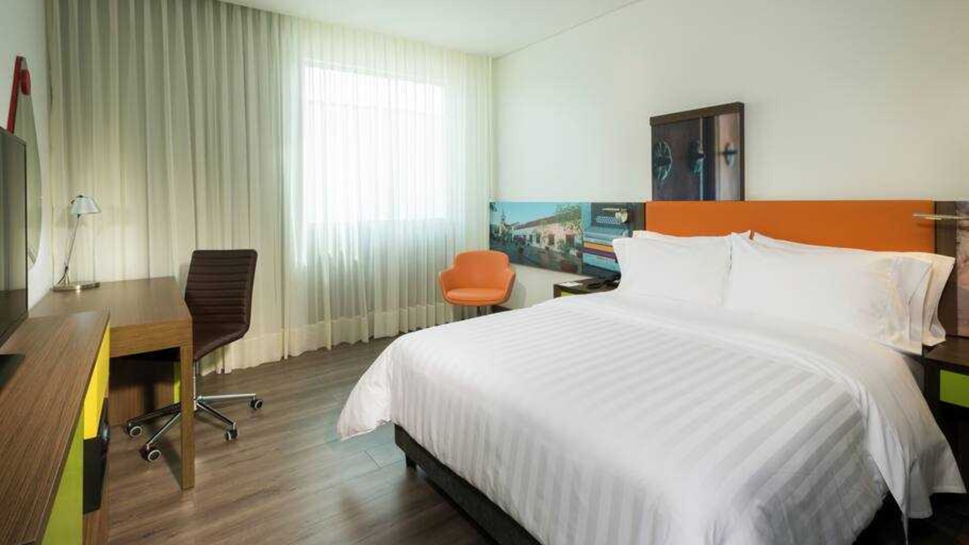 Hotel room with working station at the Hampton by Hilton - Valledupar.