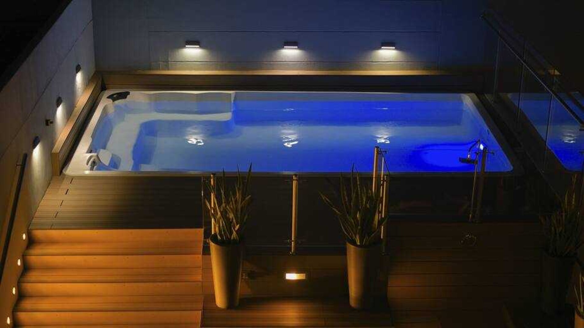 Outdoor pool by night at the Hampton by Hilton - Valledupar.