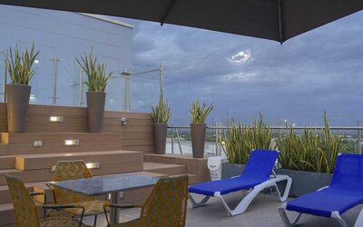 Outdoor patio perfect as workspace at the Hampton by Hilton - Valledupar.