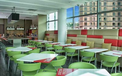 Dining area suitable for co-working at the Hampton by Hilton Cali.