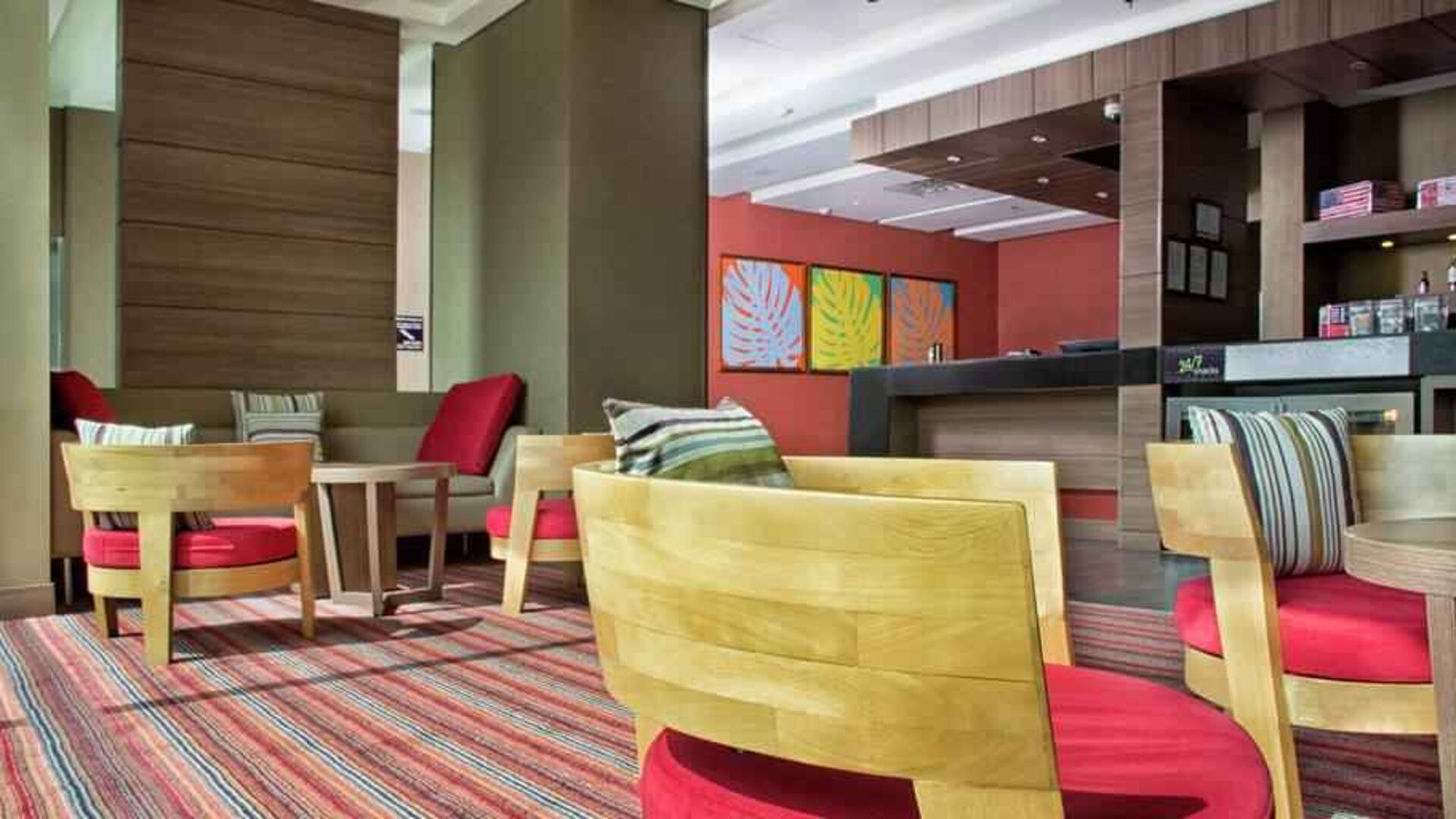 Lobby workspace at the Hampton by Hilton Cali.