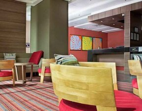 Lobby workspace at the Hampton by Hilton Cali.