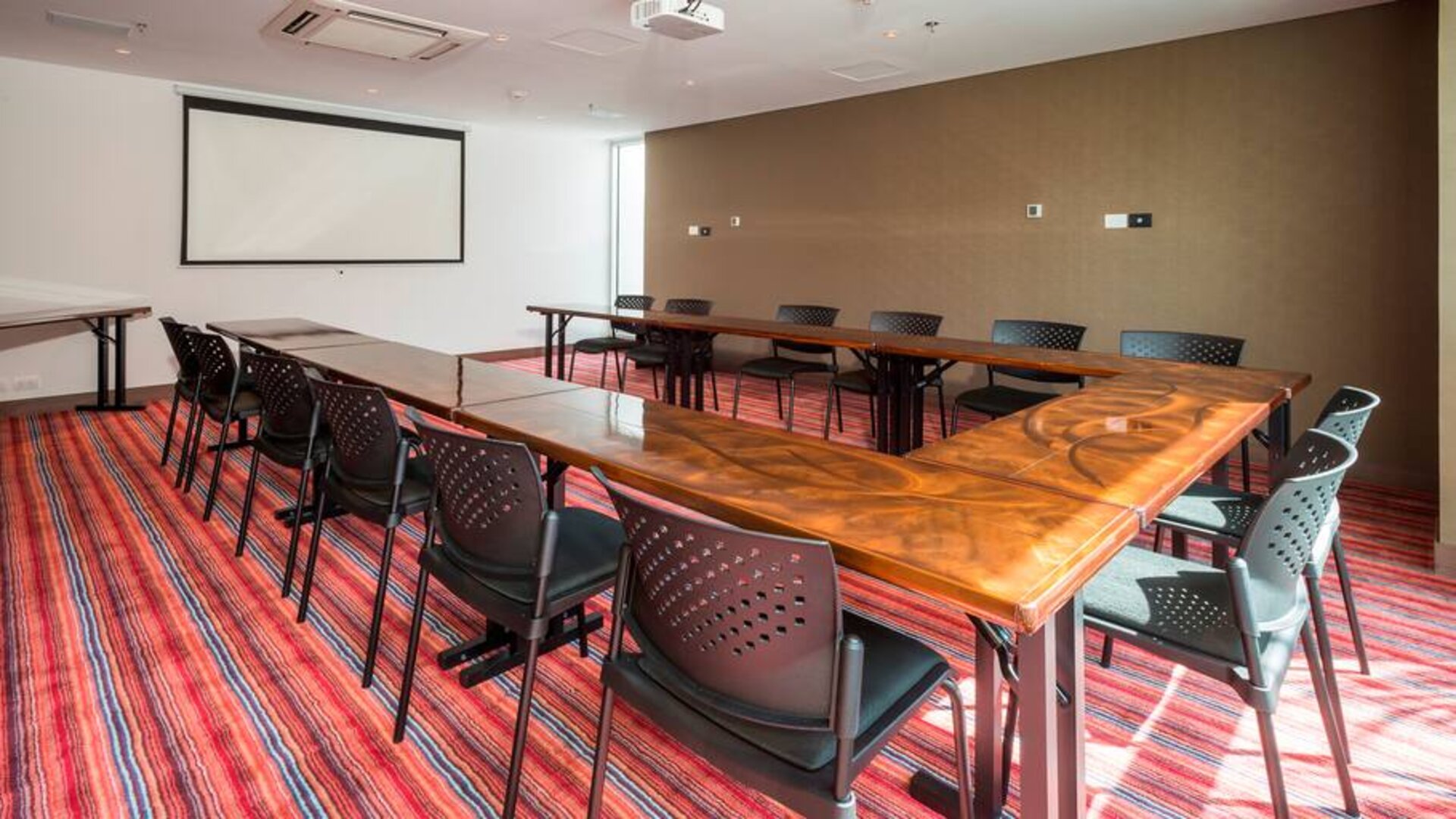 Meeting room with u shape table at the Hampton by Hilton Cali.