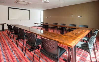Meeting room with u shape table at the Hampton by Hilton Cali.