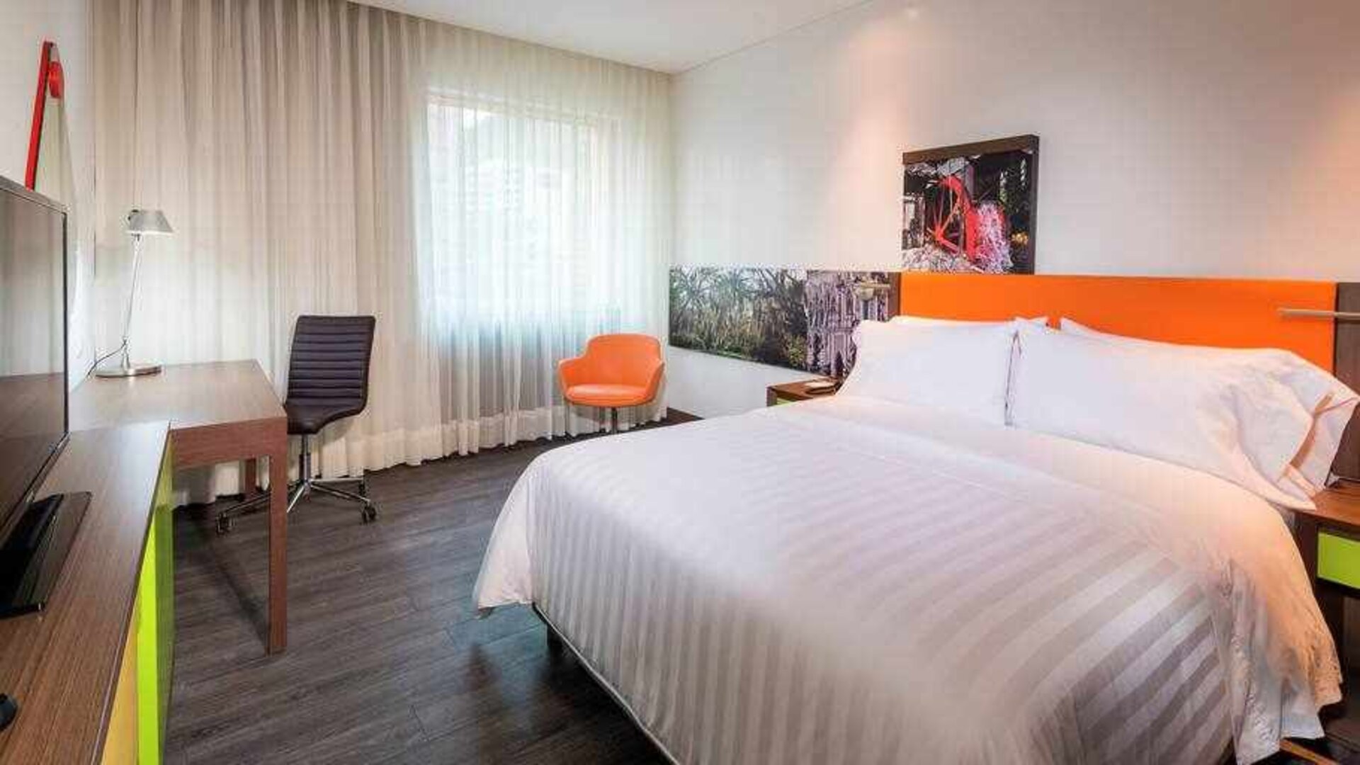 King bedroom with working station at the Hampton by Hilton - Yopal.