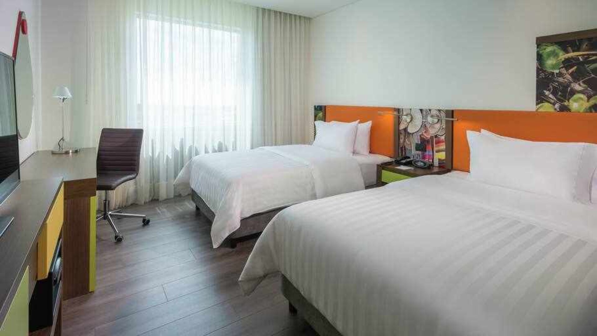 Twin room with desk at the Hampton by Hilton - Yopal.