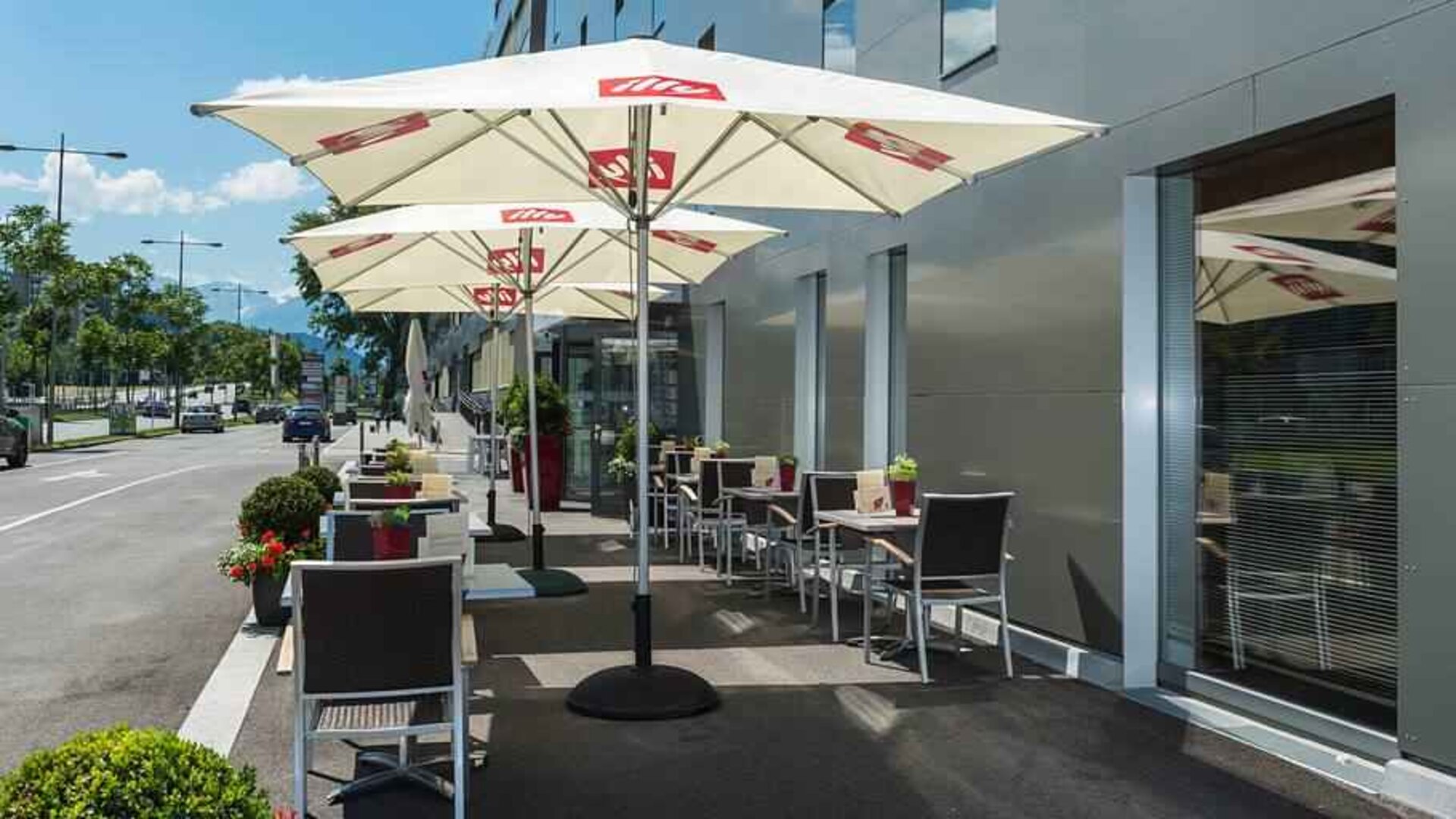 Seating area suitable for co-working at the Tivoli Innsbruck.