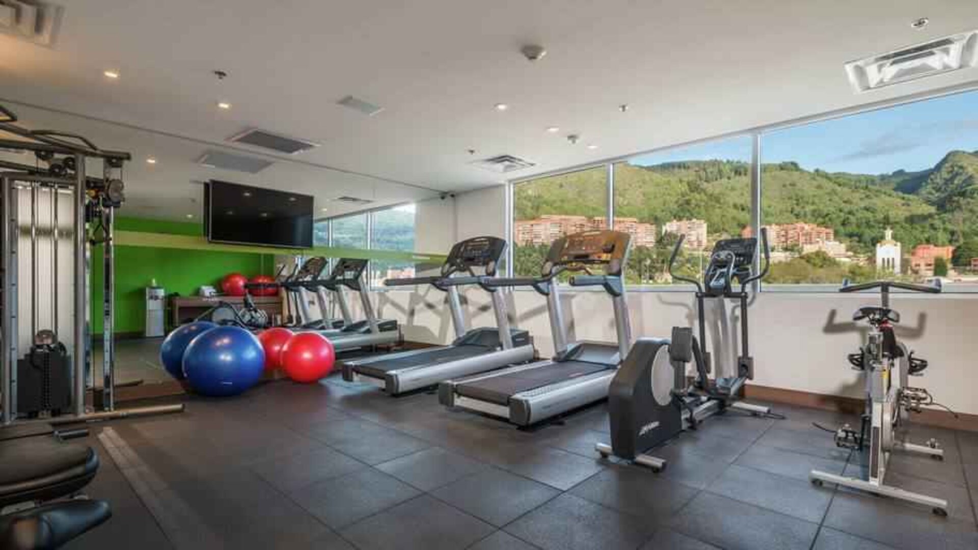 Fitness center at the Hampton By Hilton Bogota Usaquen.