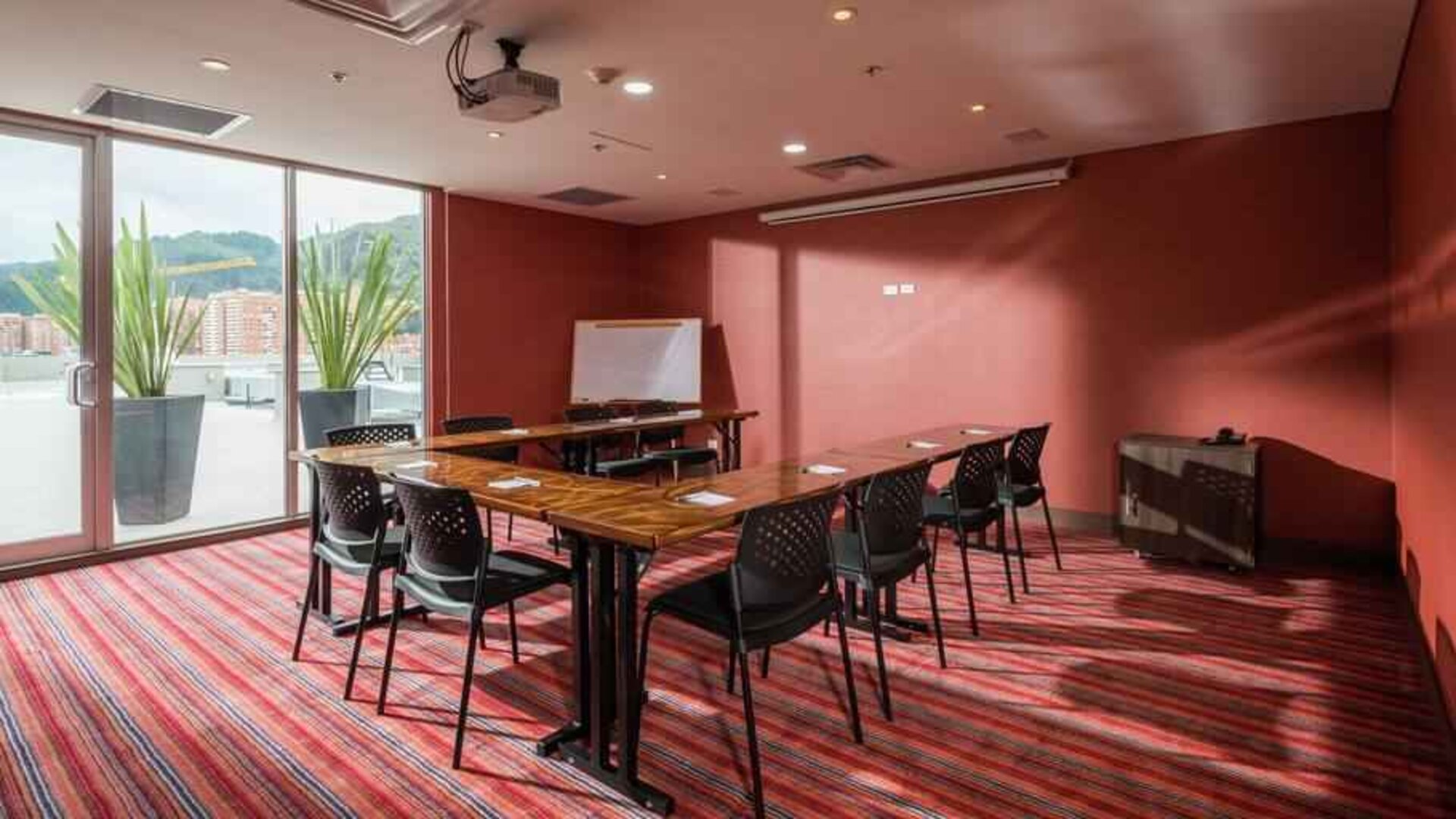 Meeting room with u shape table at the Hampton By Hilton Bogota Usaquen.