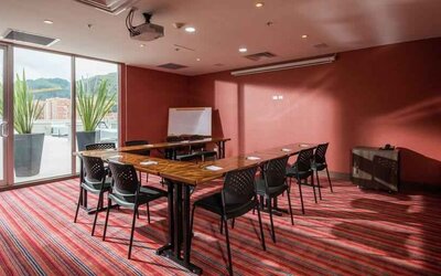 Meeting room with u shape table at the Hampton By Hilton Bogota Usaquen.