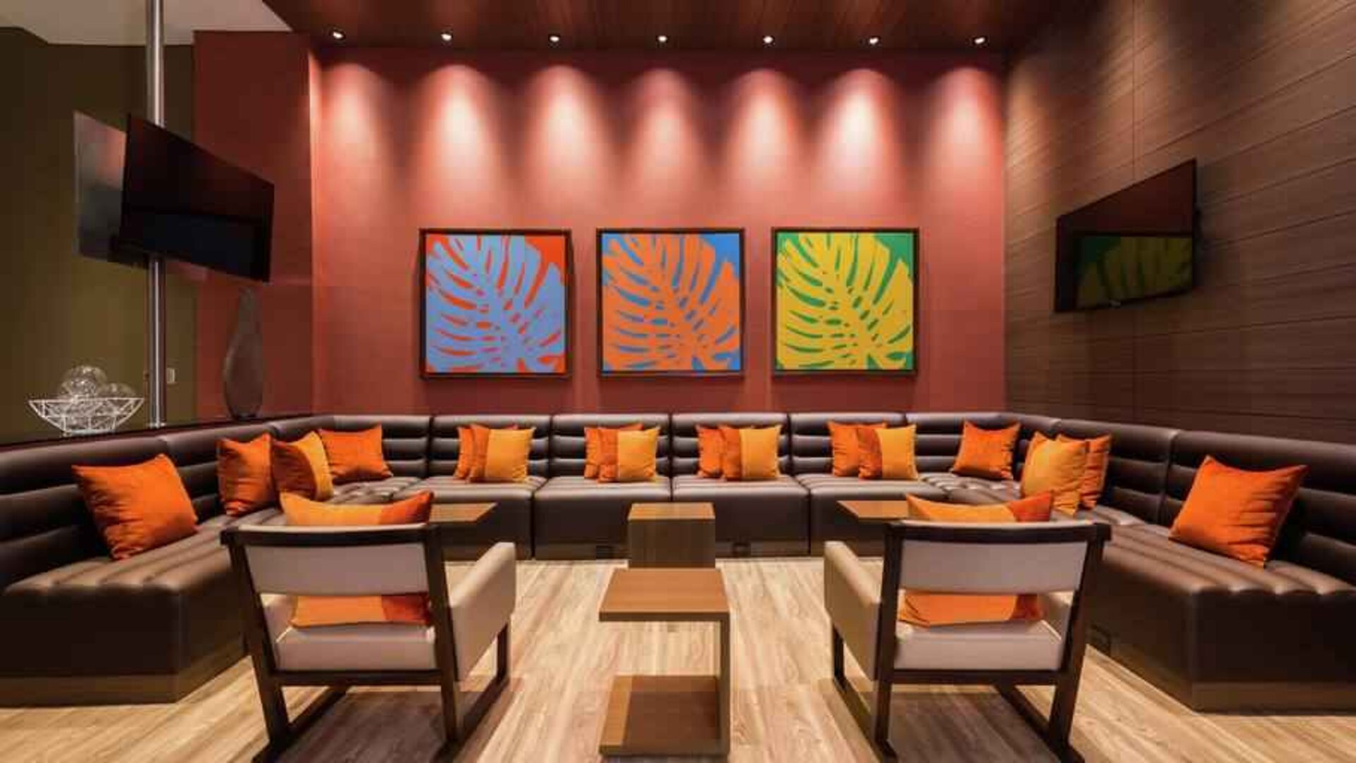 Twin room with desk at the Hampton By Hilton Bogota Usaquen.