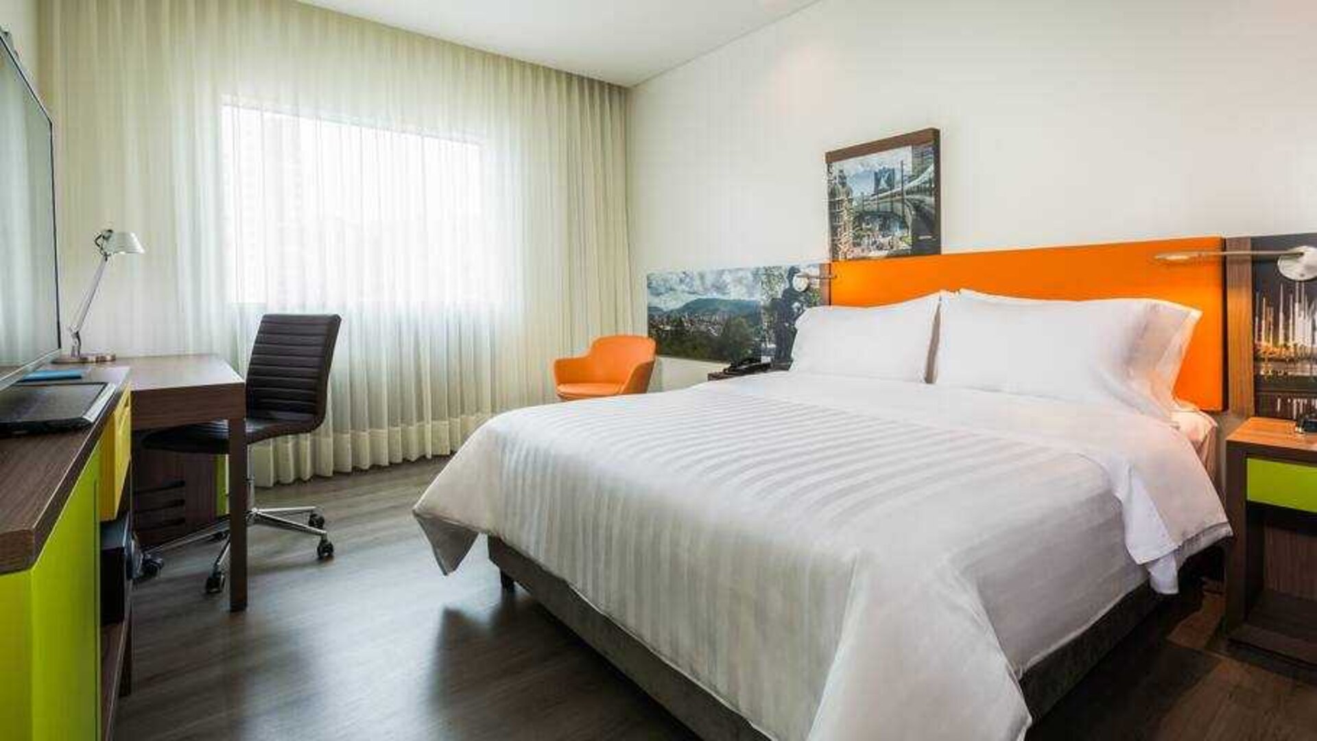 Hotel room with desk at the Hampton by Hilton Medellin Antioquia.