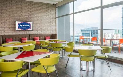 Dining area perfect for co-working at the Hampton by Hilton Medellin Antioquia.