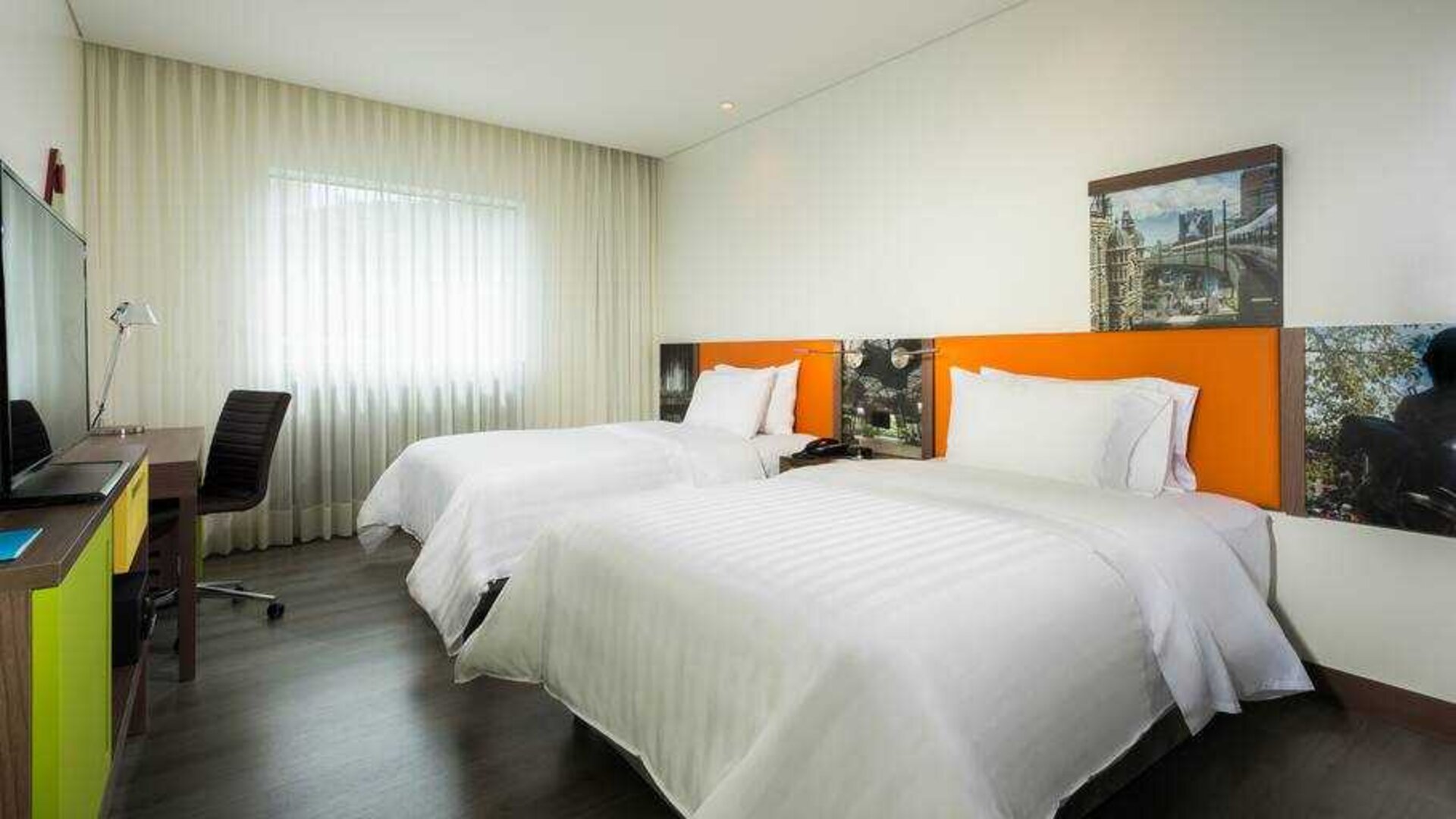 Twin room with working station at the Hampton by Hilton Medellin Antioquia.