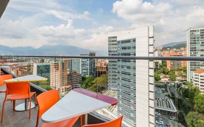 Outdoor terrace suitable as workspace at the Hampton by Hilton Medellin Antioquia.
