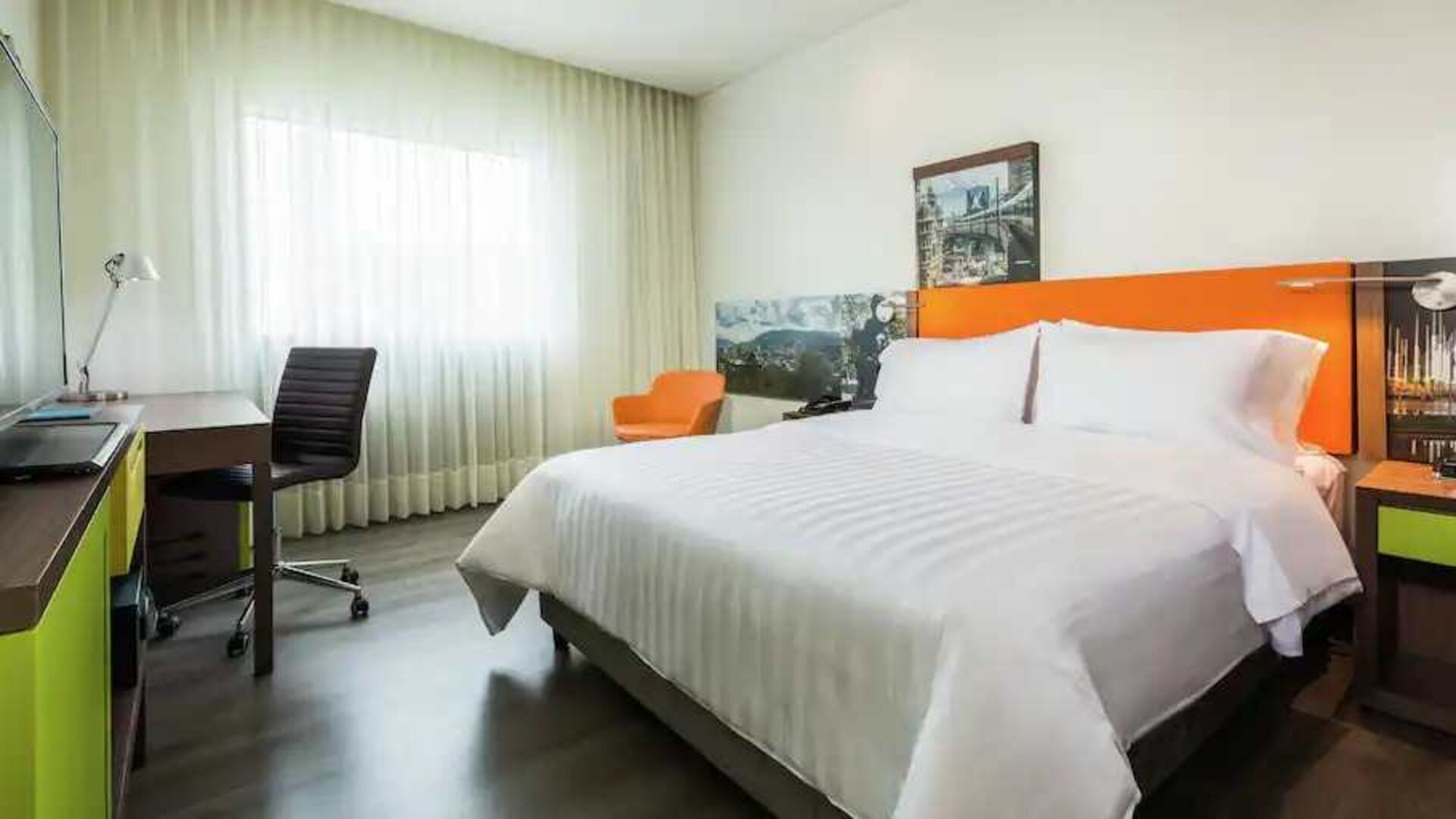 King bedroom with desk at the Hampton by Hilton Bucaramanga.