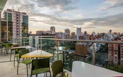 Outdoor terrace suitable as workspace at the Hampton by Hilton Bucaramanga.