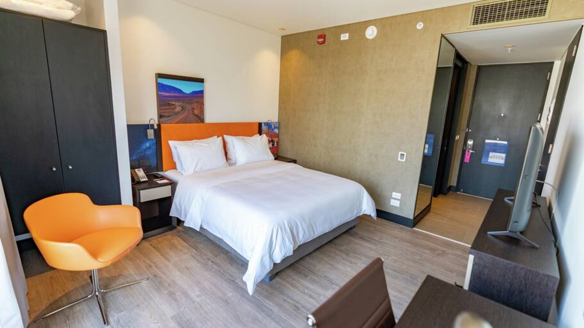King bedroom with desk at the Hampton by Hilton Antofagasta.