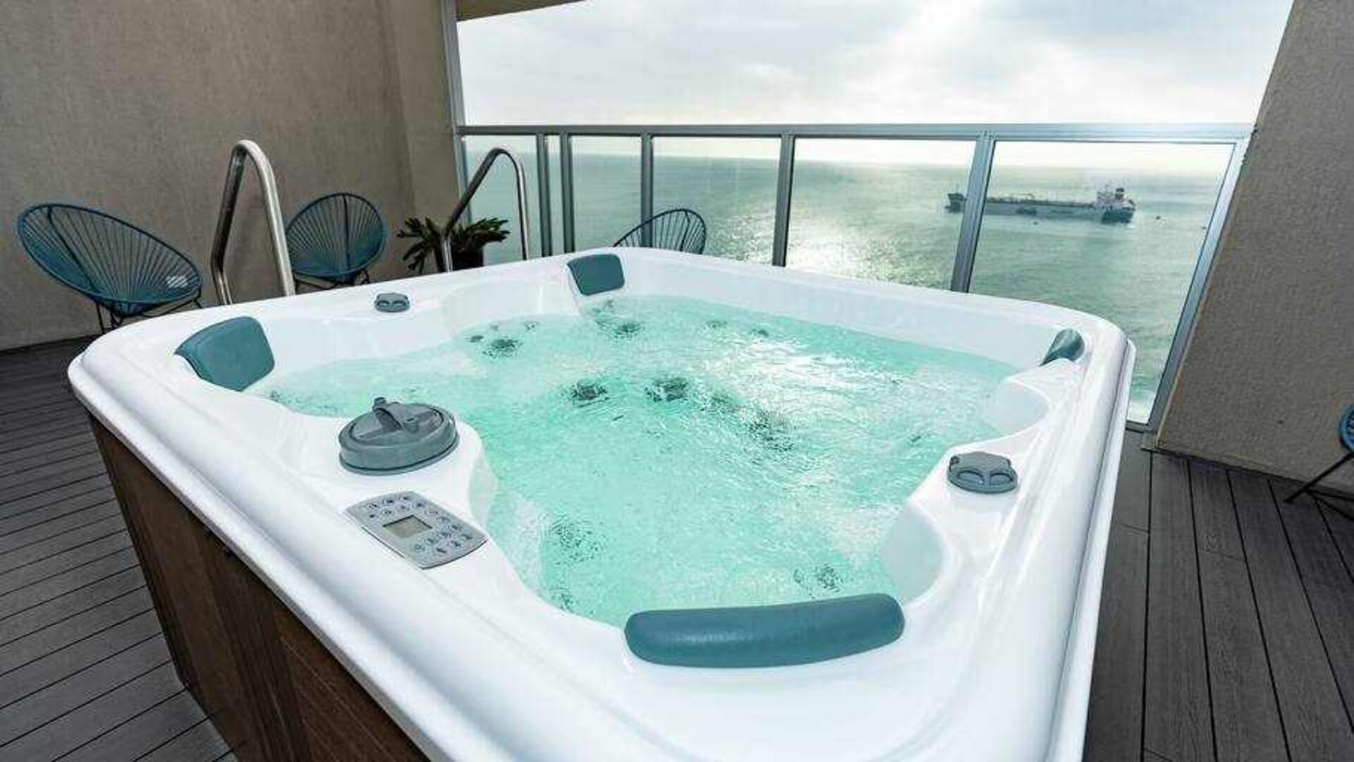 Terrace with jacuzzi at the Hampton by Hilton Antofagasta.