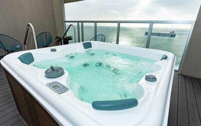 Terrace with jacuzzi at the Hampton by Hilton Antofagasta.