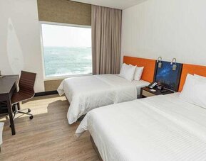 Twin room with working station at the Hampton by Hilton Antofagasta.