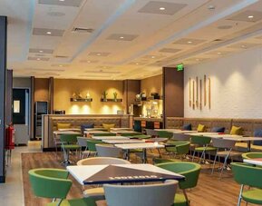 Dining area suitable for co-working at the Hampton by Hilton Antofagasta.