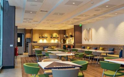 Dining area suitable for co-working at the Hampton by Hilton Antofagasta.