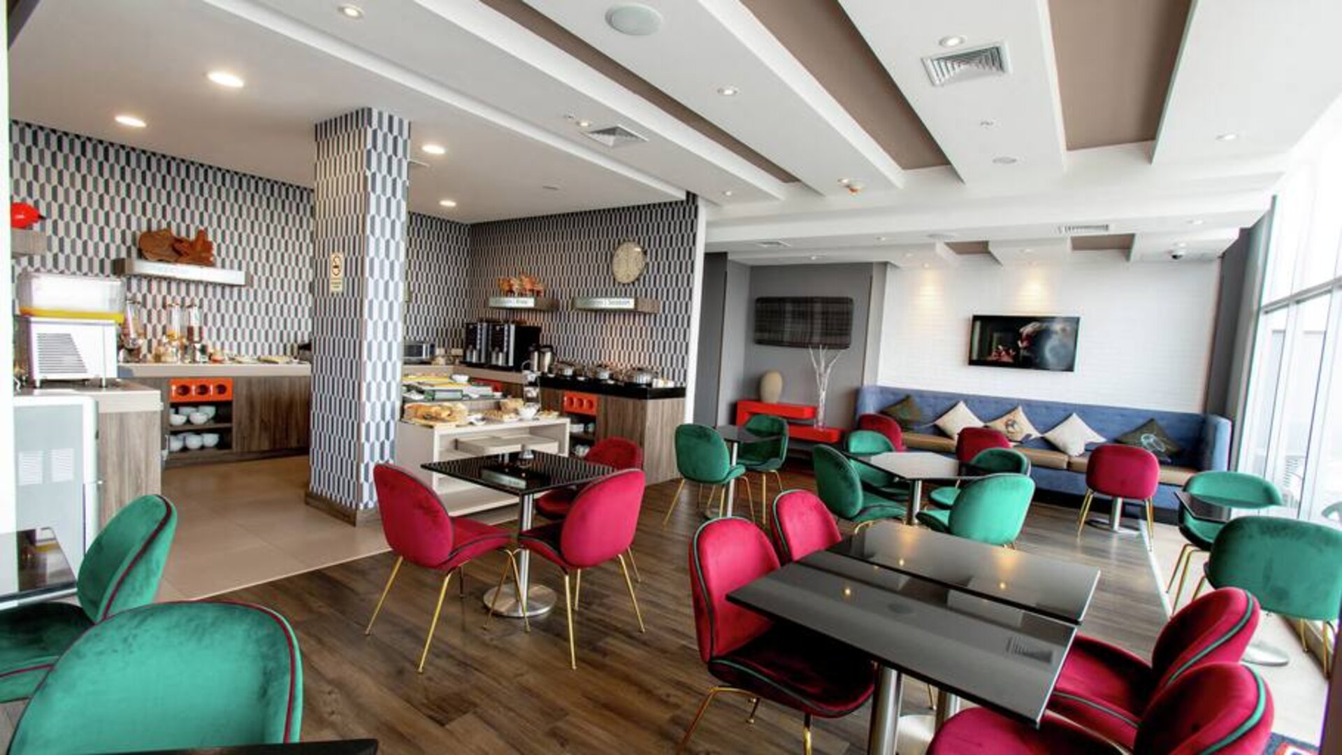 Dining area suitable for co-working at the Hampton by Hilton Lima San Isidro.