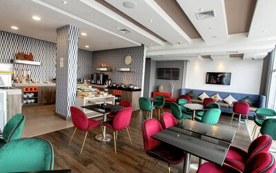 Dining area suitable for co-working at the Hampton by Hilton Lima San Isidro.