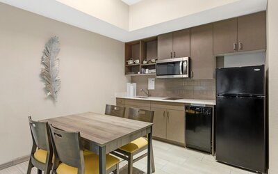 Standard Room, 1 King Bed, Non Smoking, Kitchenette