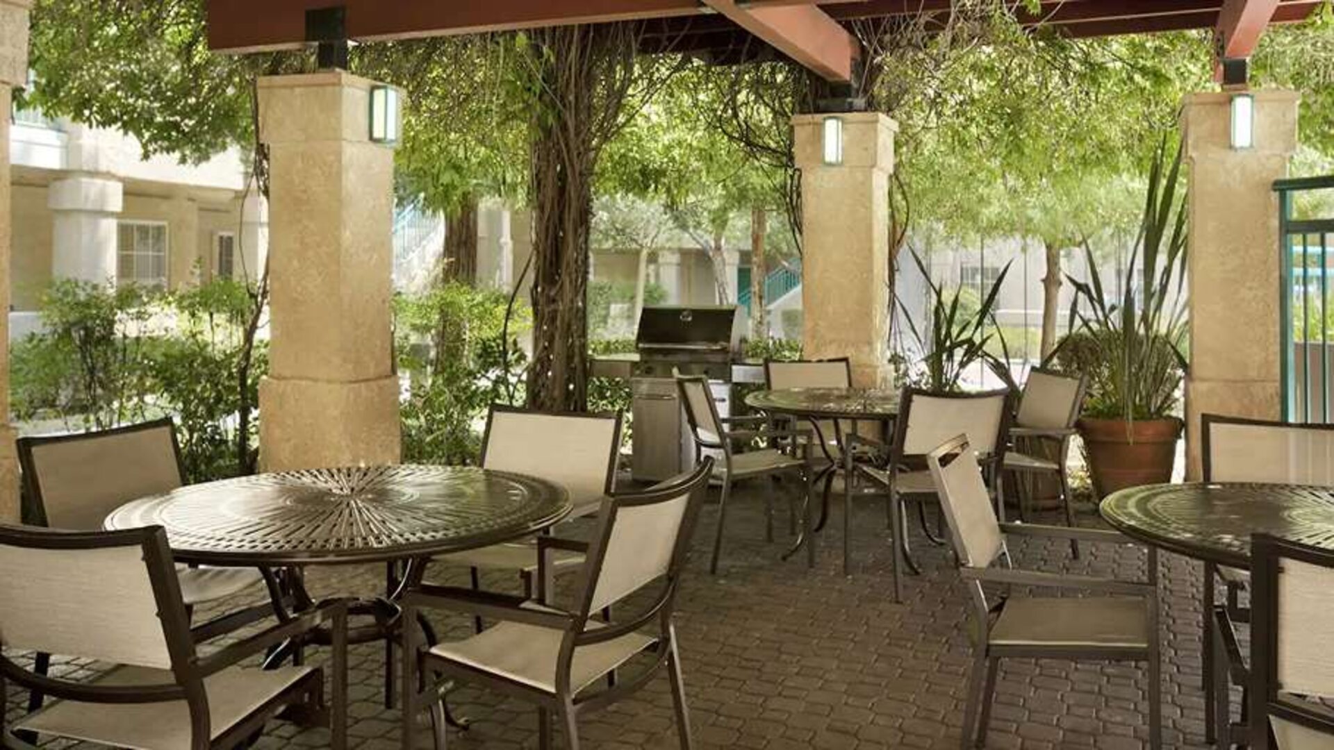 Seating area suitable for co-working at the Hyatt House Pleasanton.