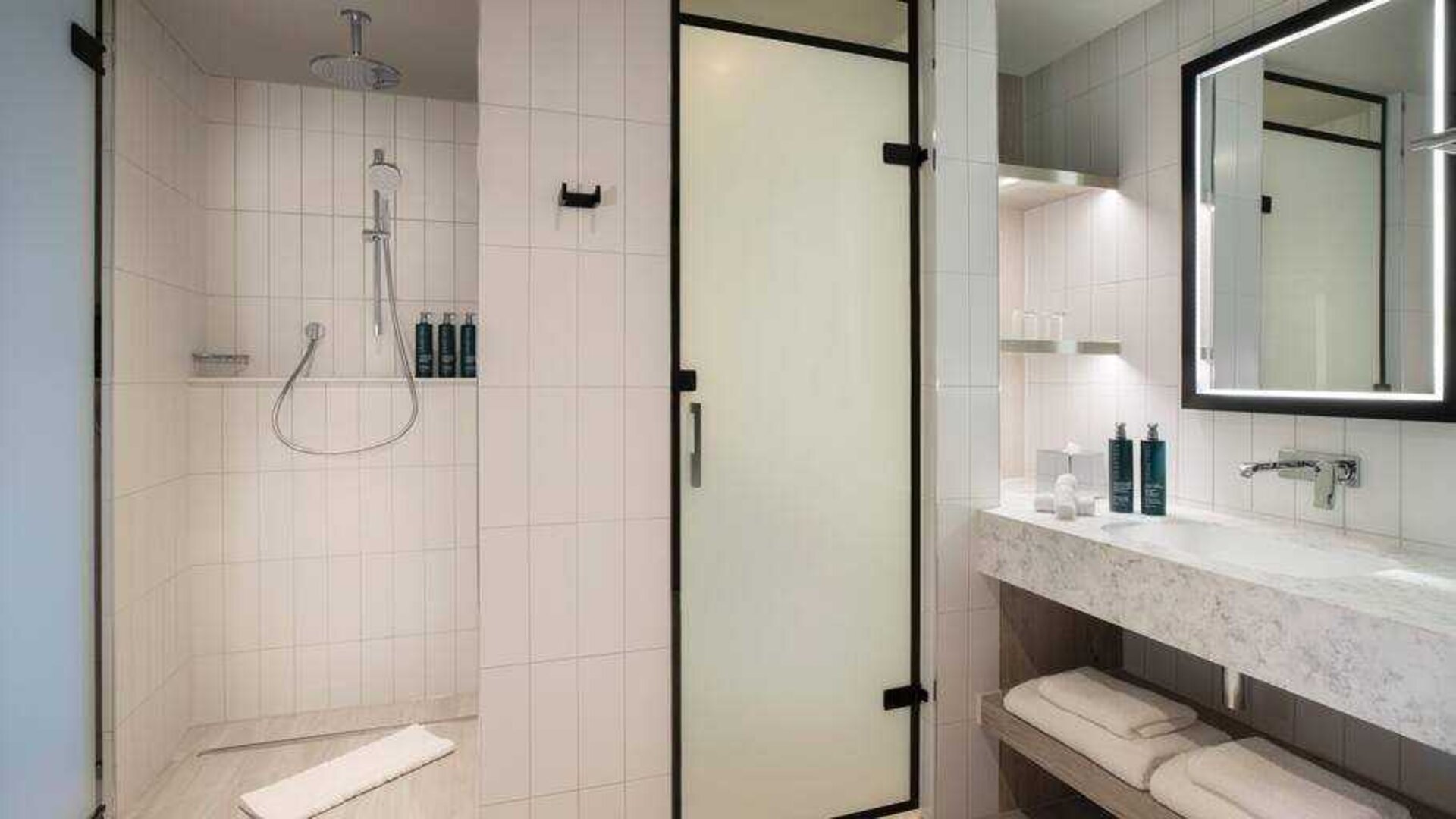 Guest bathroom at the Hilton Garden Inn Peterborough City Centre.