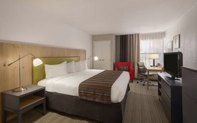 GreenTree Inn & Suites Phoenix Sky Harbor