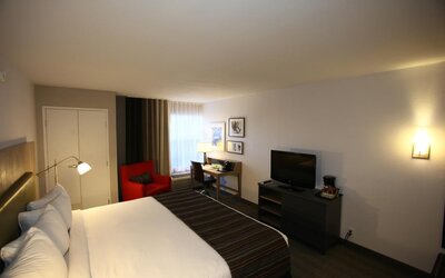 GreenTree Inn & Suites Phoenix Sky Harbor
