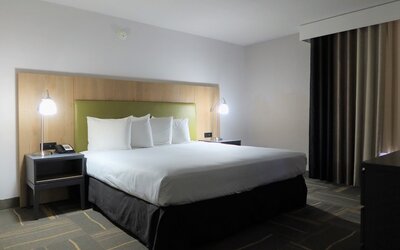 GreenTree Inn & Suites Phoenix Sky Harbor