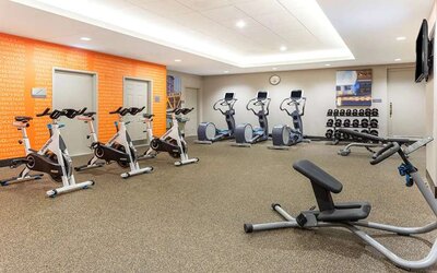 Fitness center at La Quinta Inn & Suites By Wyndham Chicago Downtown.