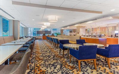 Dining area suitable for co-working at La Quinta Inn & Suites By Wyndham Chicago Downtown.