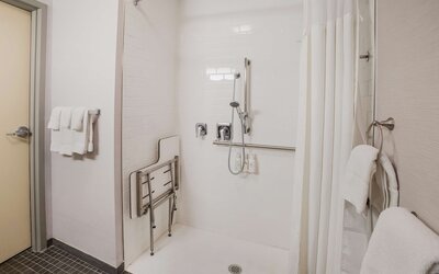 Room, 2 Queen Beds, Accessible (HEARING COURTYARD OR POOL VIEW)