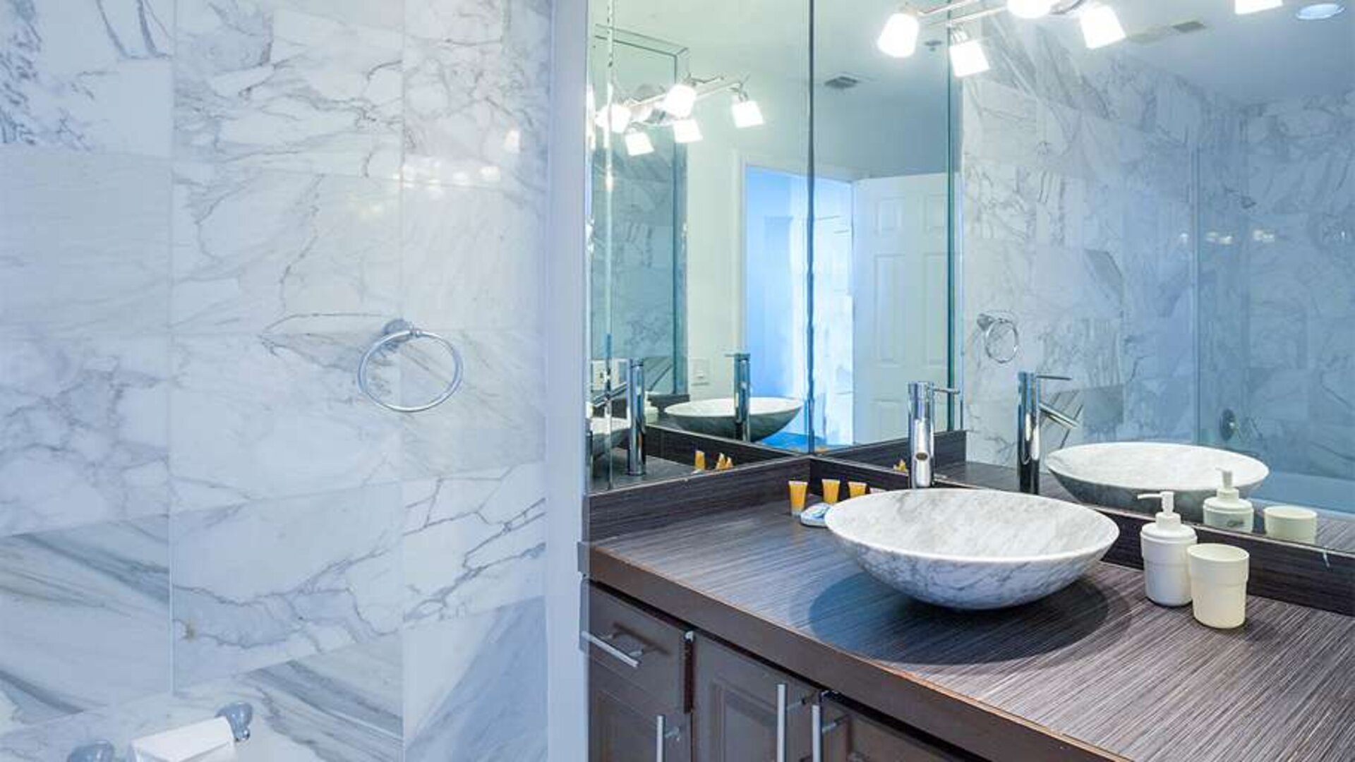 Guest bathroom at New Point Miami.