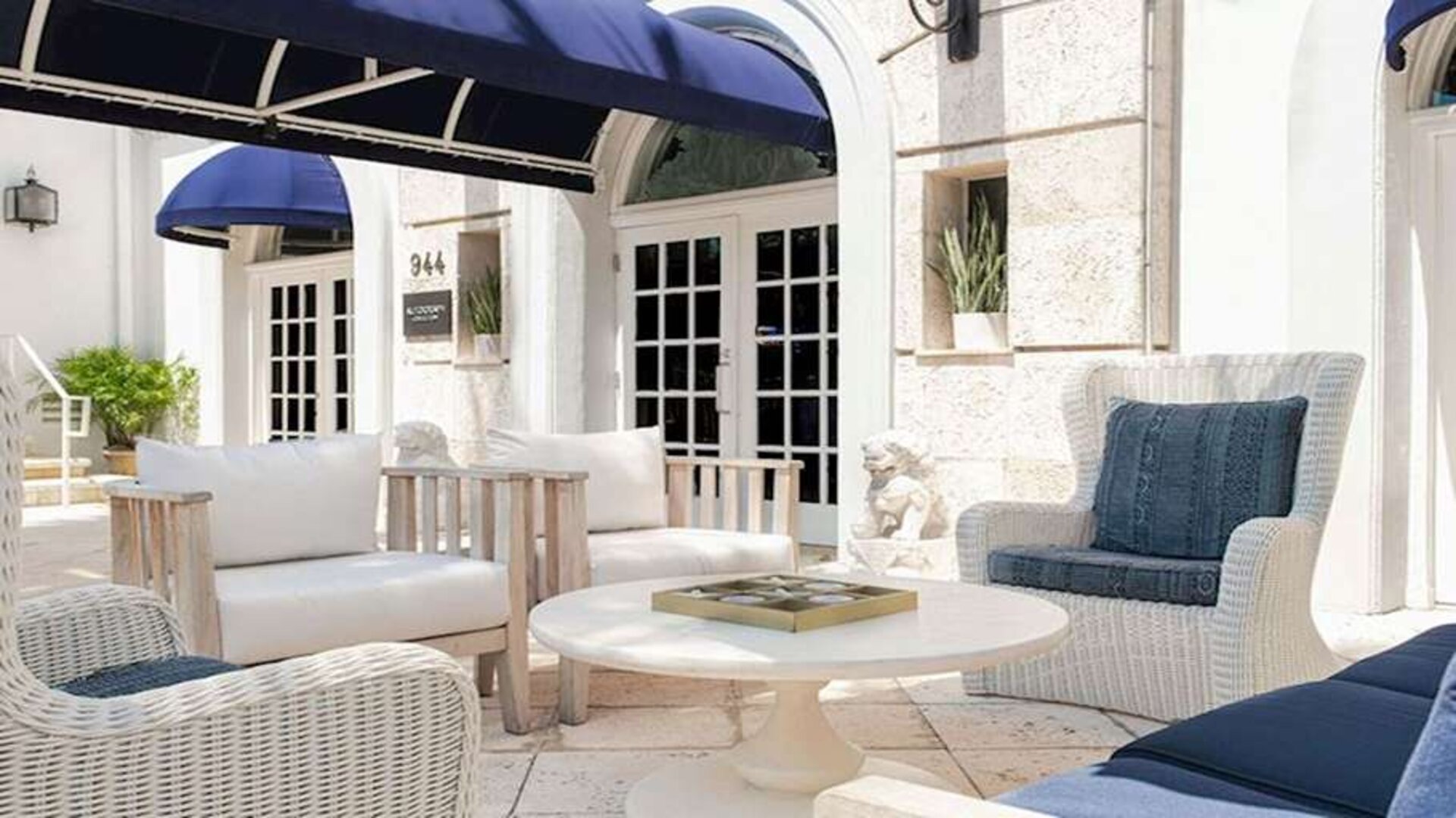 Outdoor patio suitable for co-working at Blue Moon Hotel.