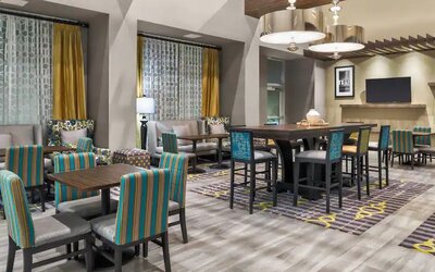 Dining area suitable for co-working at Hampton Inn & Suites Los Angeles/ Hollywood.